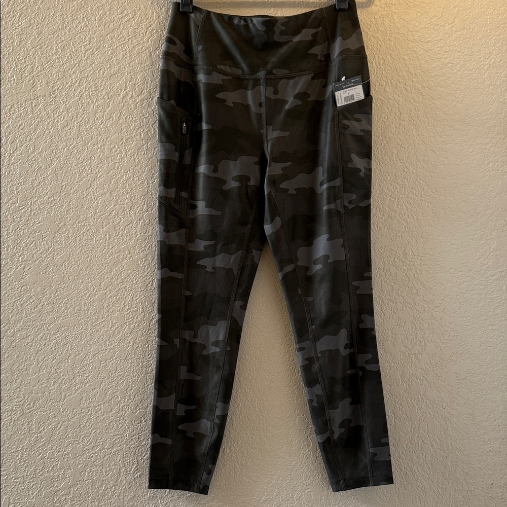 Eddie Bauer women’s olive 7/8th length  Camouflage Leggings